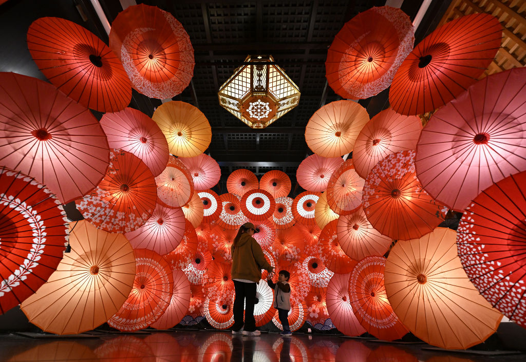 境内彩る「和傘アート」幻想的 袋井・法多山で7日まで｜静岡新聞