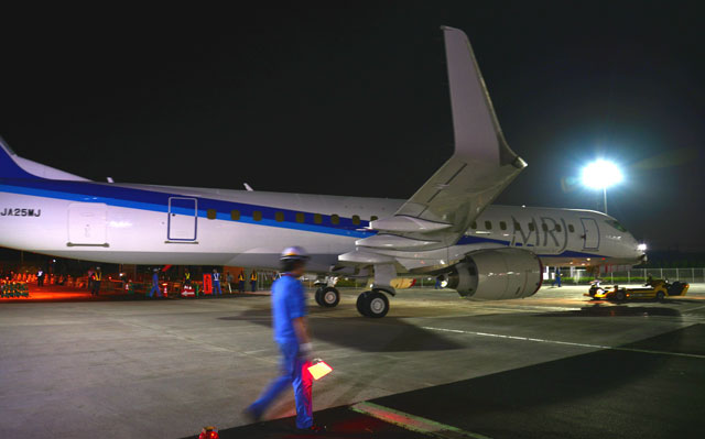 ANA塗装のMRJ、最終組立工場に 三菱航空機、飛行試験5号機を移送