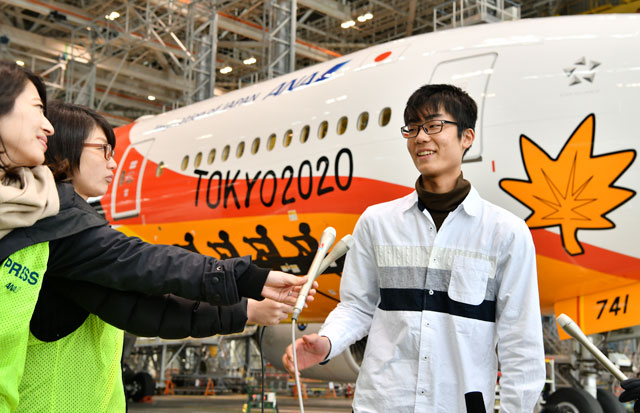 ANA、東京五輪の特別塗装機公開 HELLO 2020 JET、29日に国内線就航