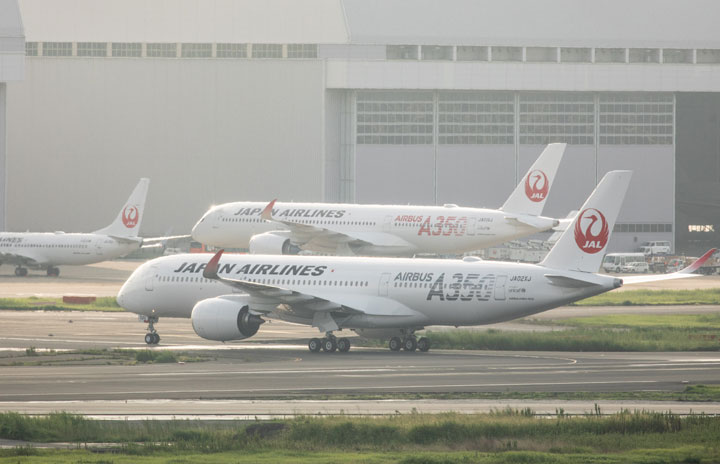 JALのA350、シルバーロゴ2号機が羽田到着 レッドの初号機と並ぶ
