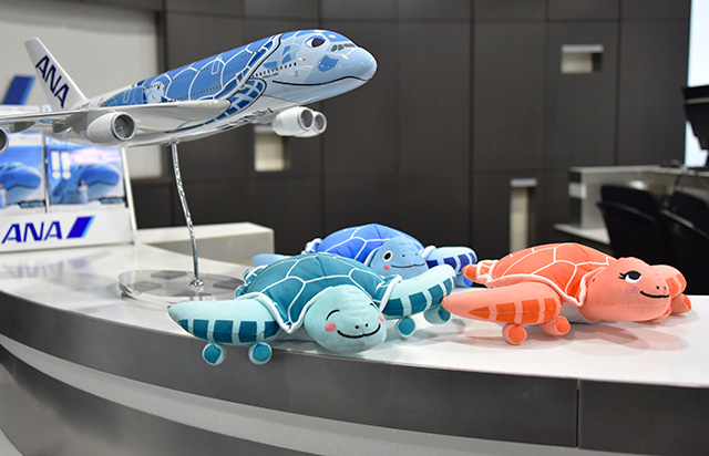 ANA、国内線機内でHONUぬいぐるみセット販売 A380は8月ホノルル再投入