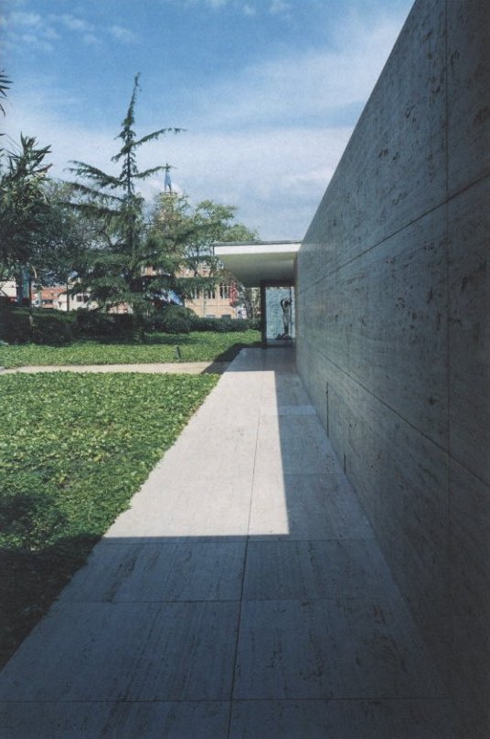 MIES VAN DER ROHE / 著：上田義彦 装丁：原研哉・中村晋平 | 小宮山