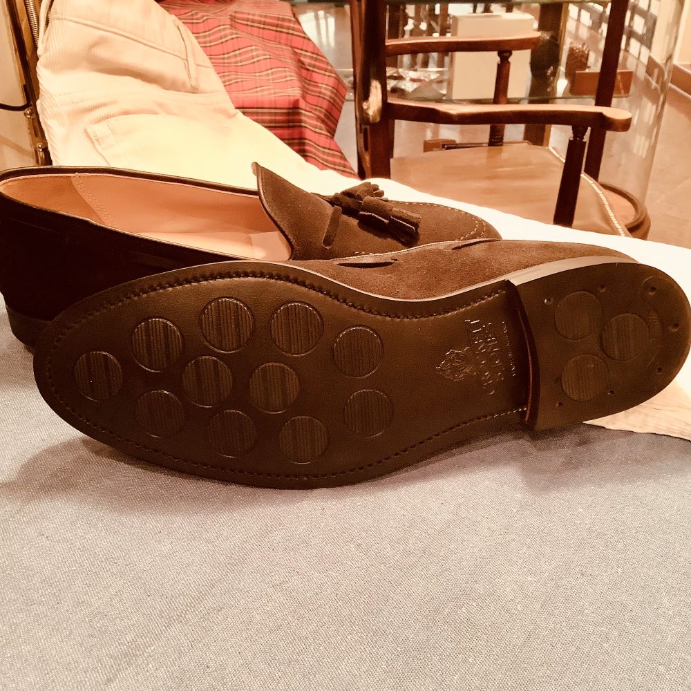 クロケット＆ジョーンズのローファーとタッセルローファーのスエード