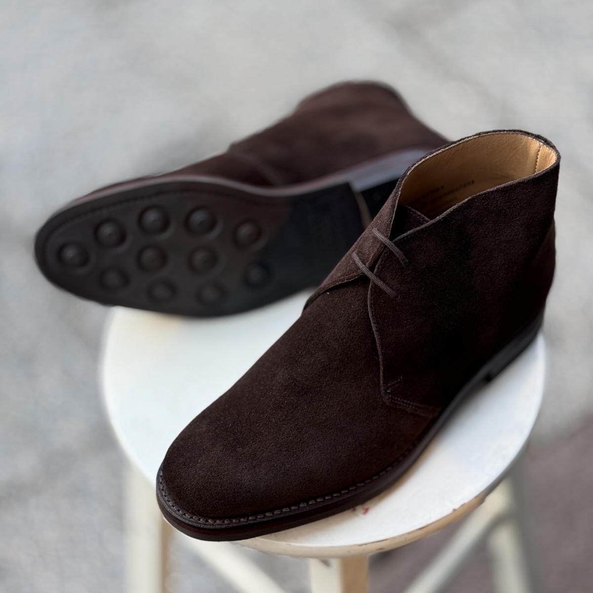 クロケット&ジョーンズのチャッカブーツ【チャートシー】の魅力に迫る