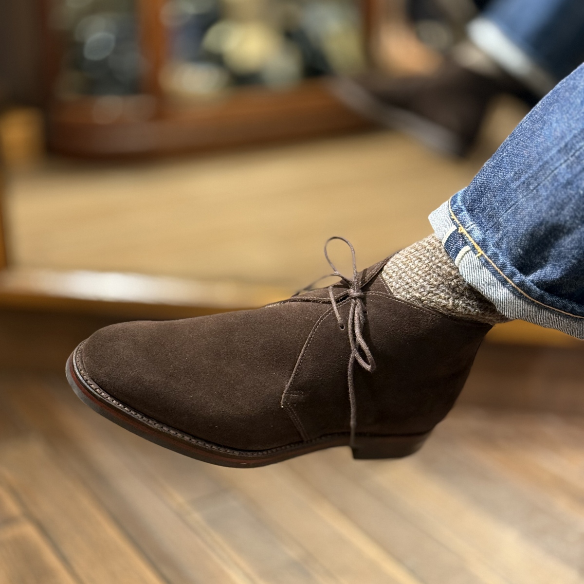 クロケット&ジョーンズのチャッカブーツ【チャートシー】の魅力に迫る