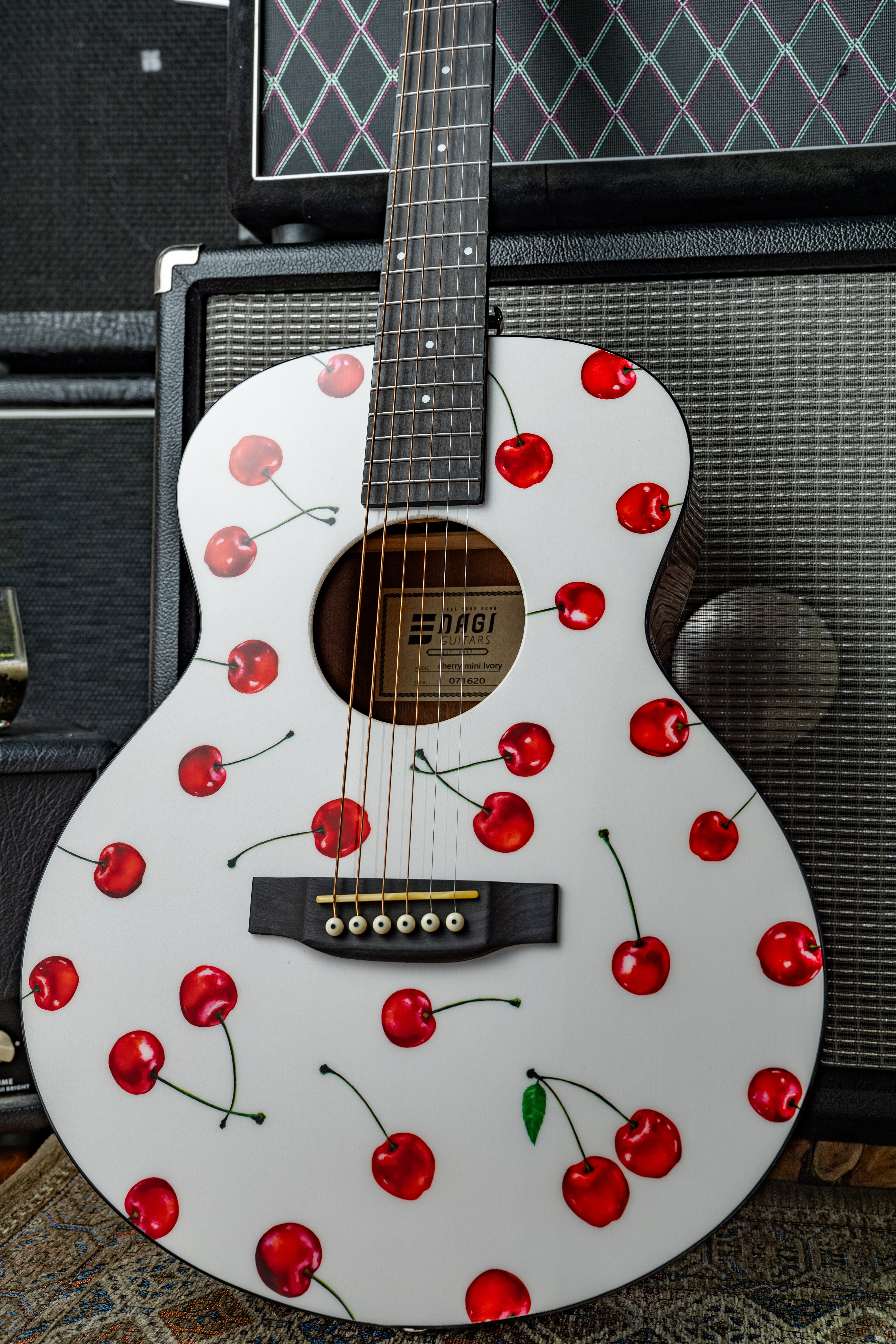 NAGI GUITARS Limited Model Cherry Mini Ivory – brusheight