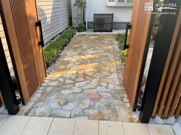 元のお庭を活かしてモダンにリフォームした日本庭園 (No.17306) / 玄関