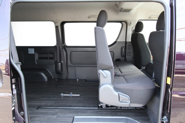 バイク積載に重宝する純正シートを利用したタイヤストッパー