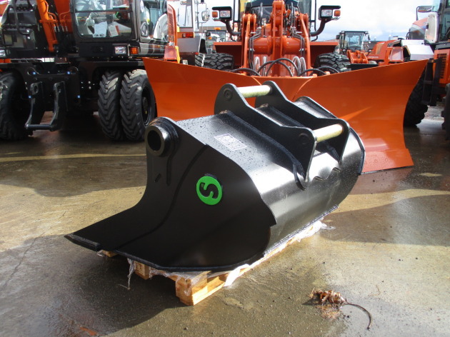 タイヤ式油圧ショベルZX125W-6にチルトローテーターX18取り付け｜建設