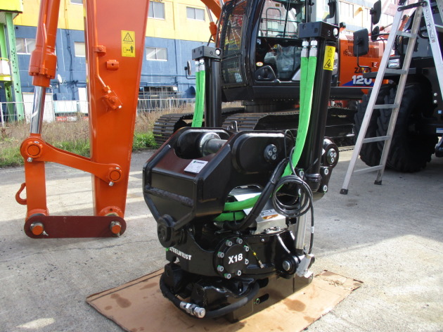 タイヤ式油圧ショベルZX125W-6にチルトローテーターX18取り付け｜建設