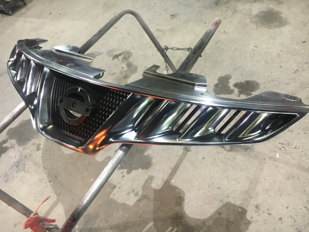 日産ムラーノ メッキグリルを艶消しブラックにしてイメージチェンジ