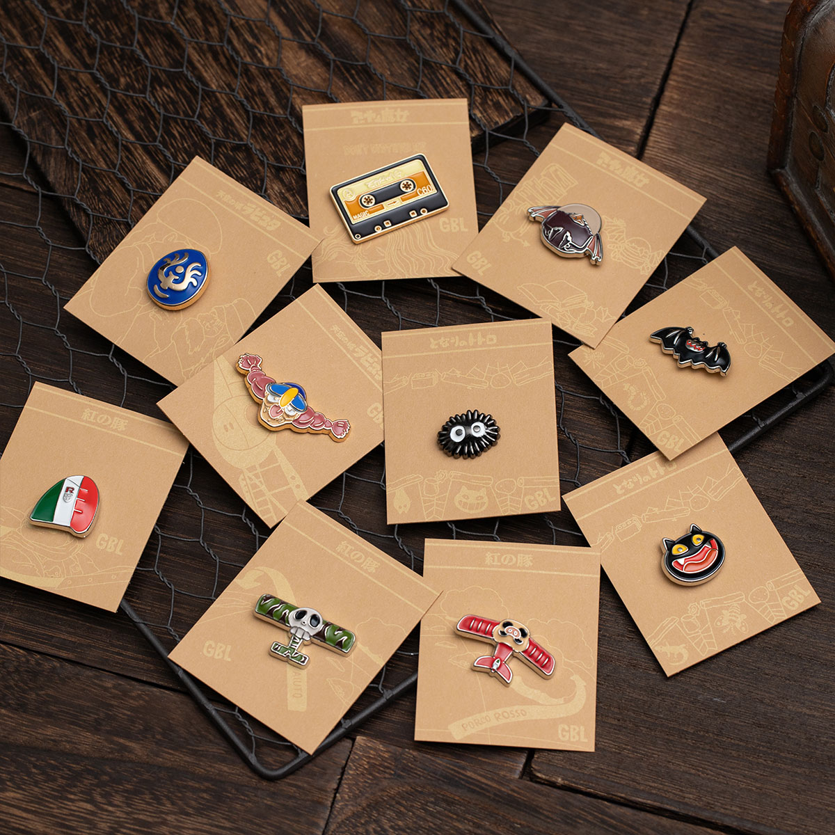 GBL】アーヤと魔女 デザインピンバッジ カセットテープ | どんぐり