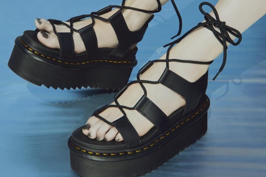 ドクターマーチン24年夏サンダル、“編み上げ”アッパーの厚底サンダル