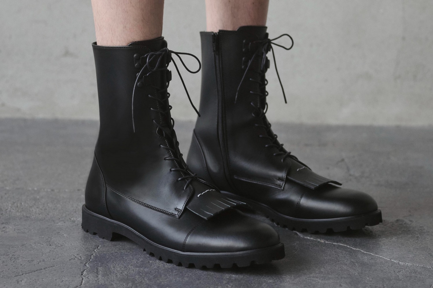 ソフトハイフン×サキアスの編み上げメンズブーツ、“ハンドステッチ”の