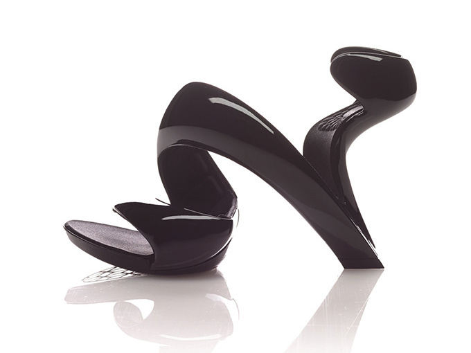 シューズ界の革命「モヒート」 - ジュリアン・ヘイクスの”底のない靴