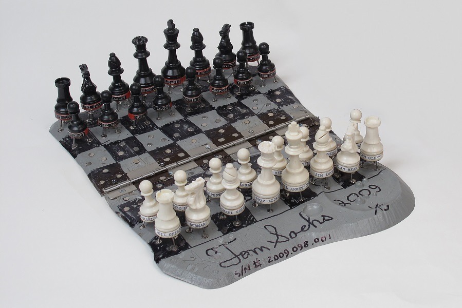 トム・サックスの展覧会が伊勢丹新宿店で、“月面”テーマのアート作品や