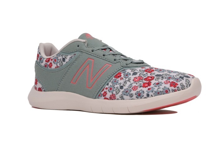 キャス キッドソン×ニューバランスのコラボシューズ、小花模様を
