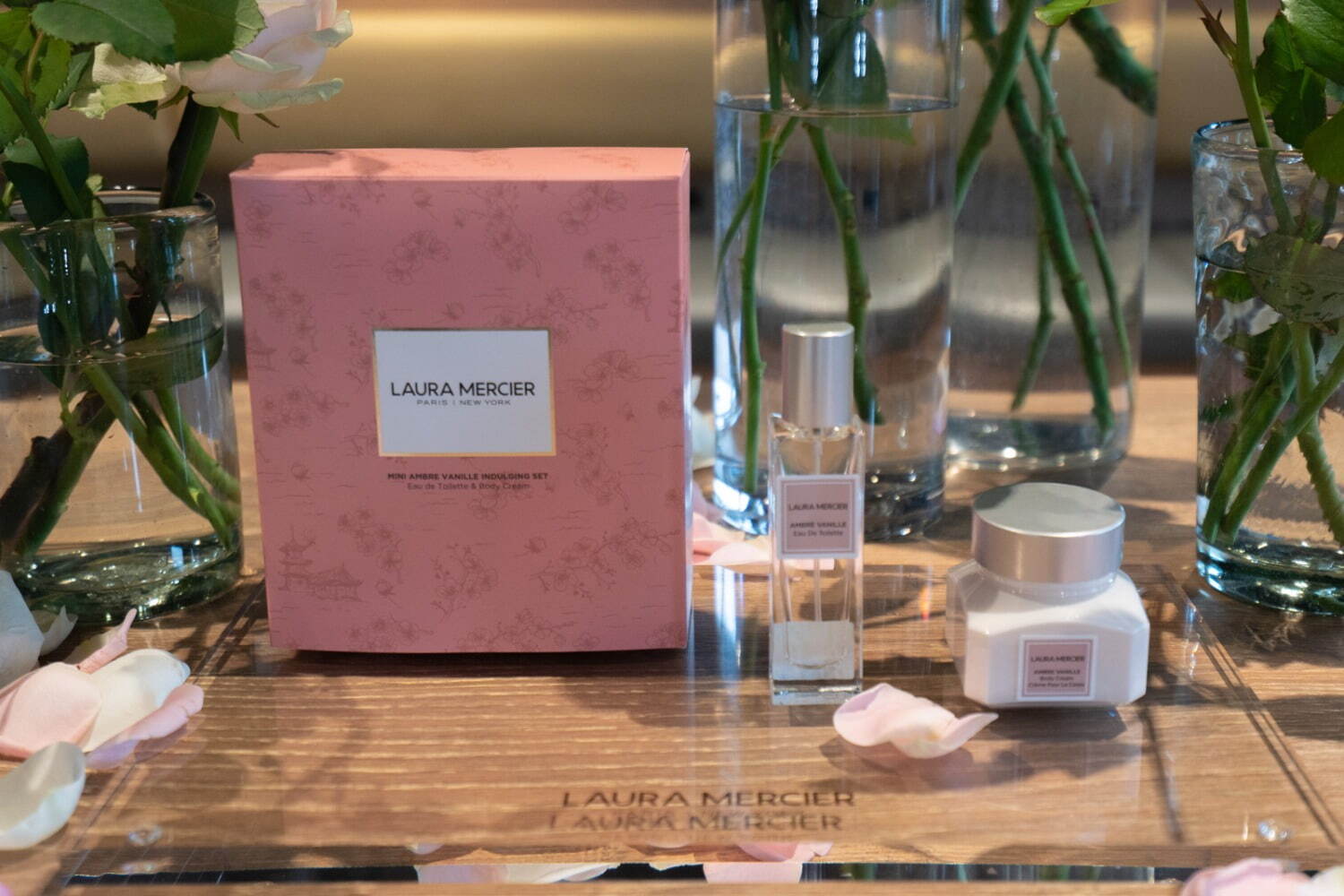 ローラ メルシエ限定“ミニコスメ”セット、「アンバーバニラ」コフレや