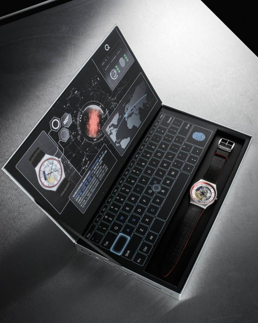 スウォッチ×映画『007』“Q”モチーフの腕時計、文字盤パーツをブルーに