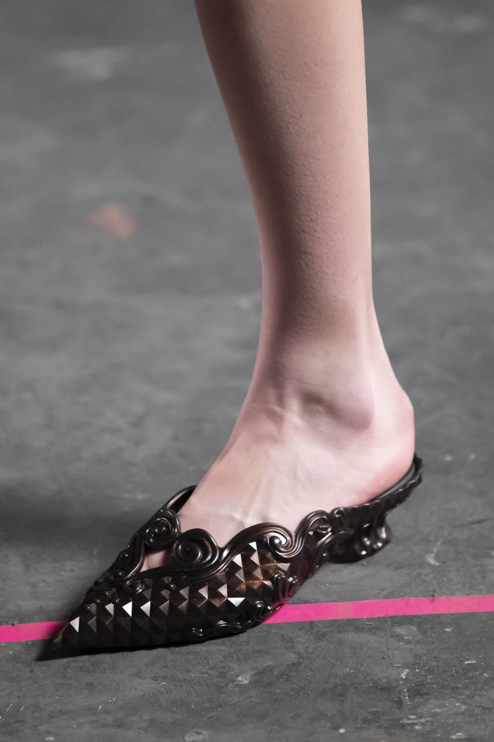 メリッサ×Y/プロジェクト“靴型の花瓶”をイメージしたシューズ、多面