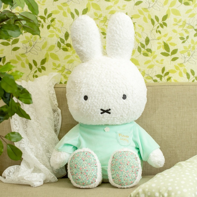 フラワーミッフィー」人気ぬいぐるみが特大サイズに！