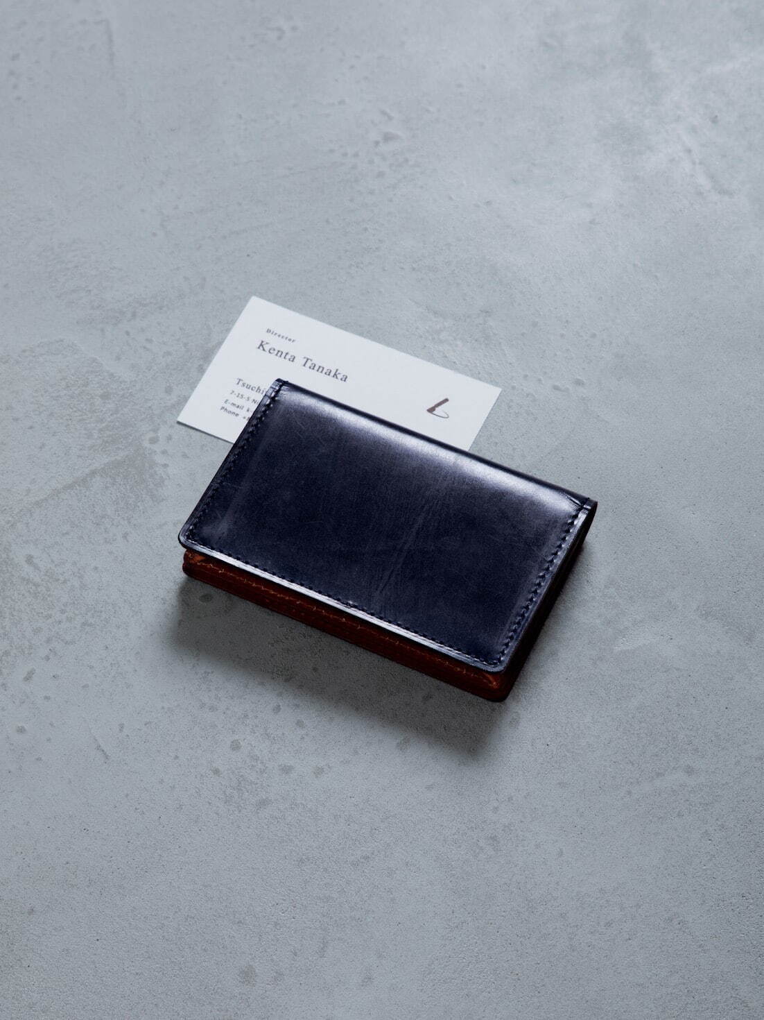 土屋鞄製造所の英国レザー製小物「ブライドル」新色ネイビー、深く上品