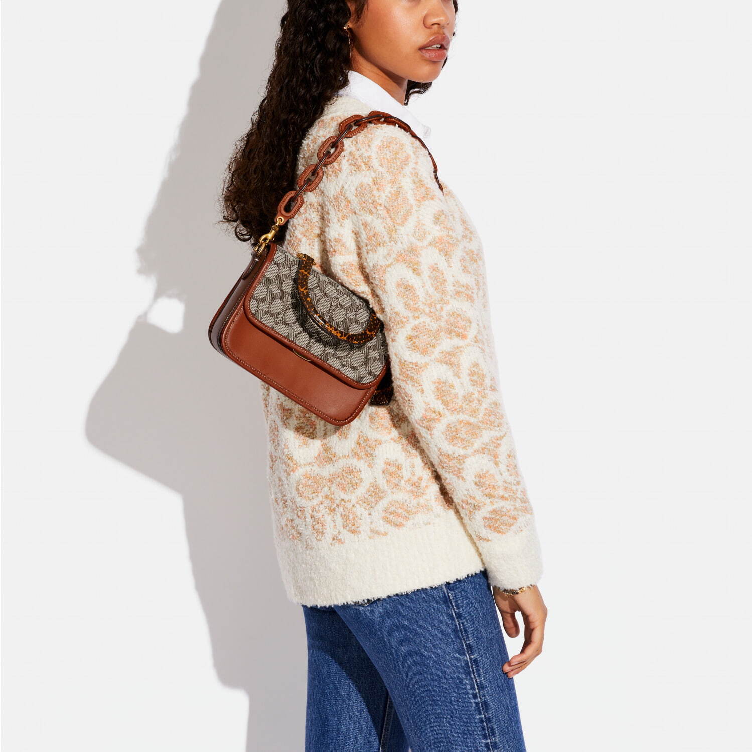 コーチ新作「ローグ トップ ハンドル」、レザーチェーンストラップ付き