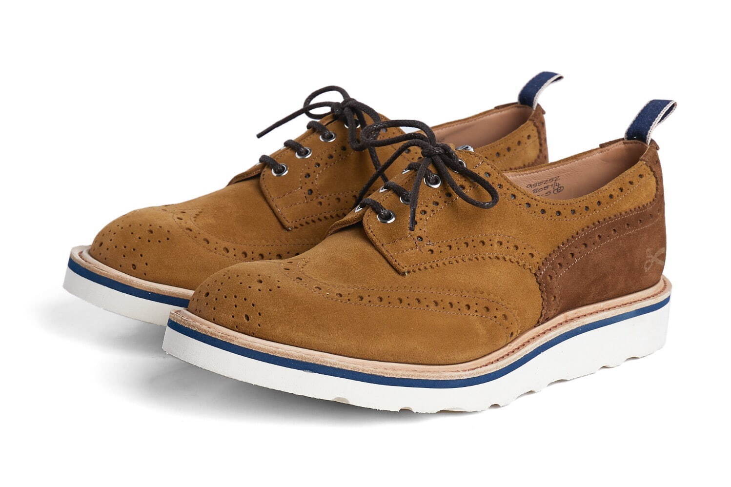 デンハム×トリッカーズのブローグシューズ、最軽量ヴィブラムソールで