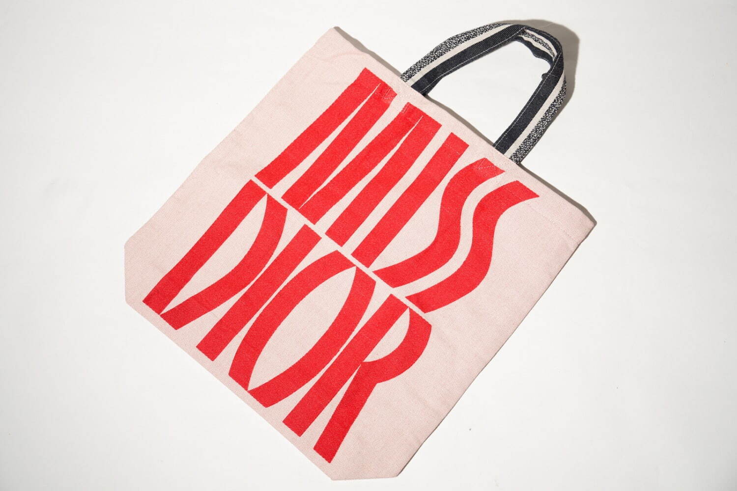 ミス ディオール展覧会」東京・六本木で、パルファンの世界観に没入