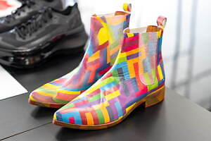 コム デ ギャルソン、ビジューやスタッズを施したサイドゴアブーツ