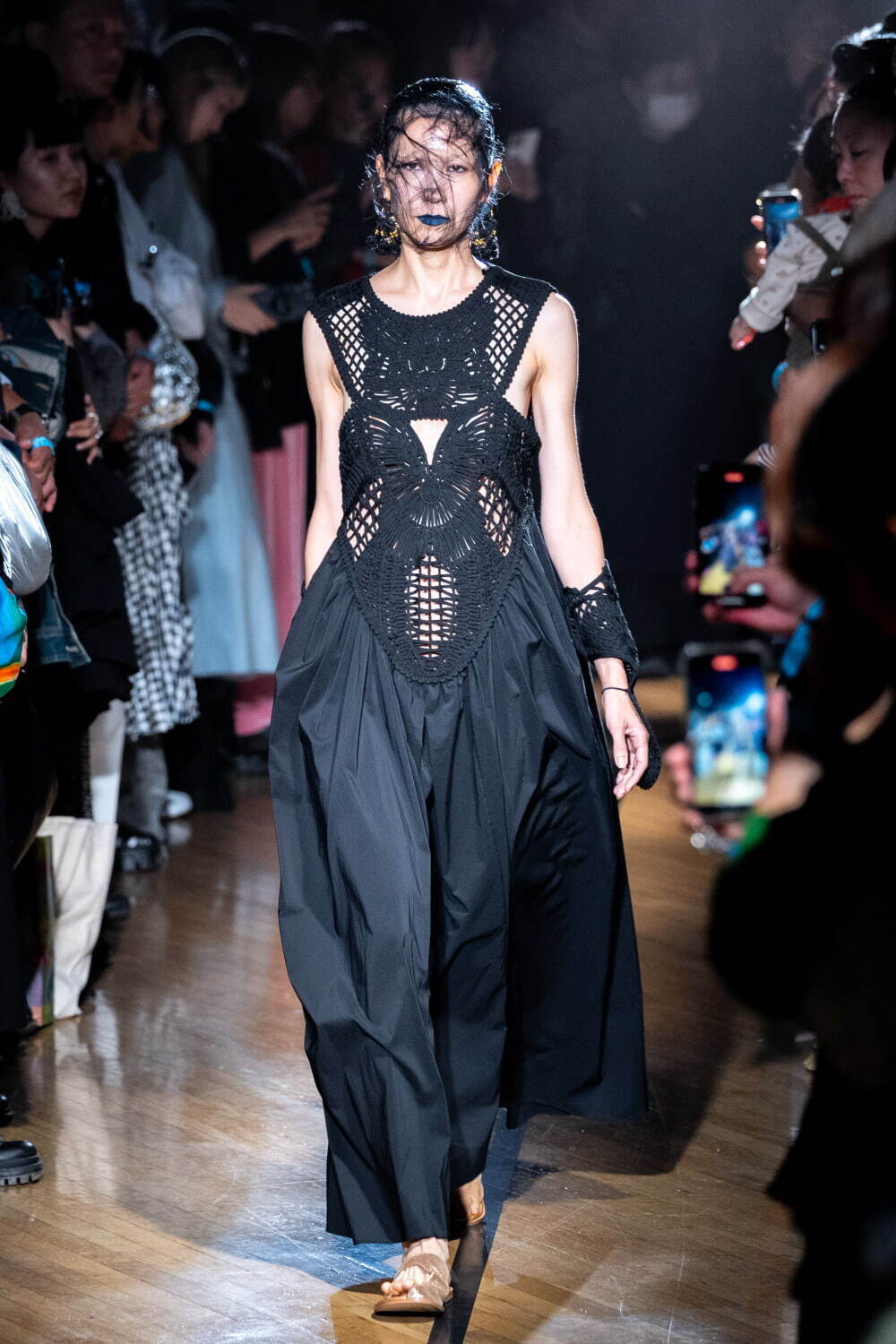 フミエ タナカ 2024年春夏コレクション - 暗闇に差す水色の光