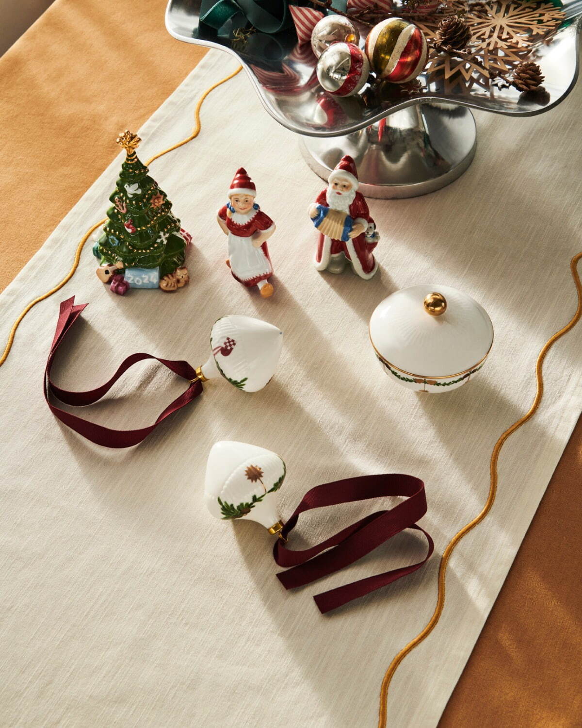 ロイヤル コペンハーゲン24年クリスマス、サンタの陶器人形やレース