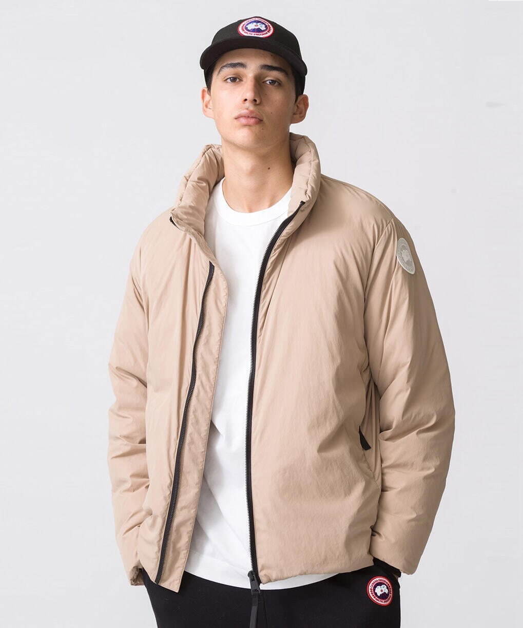 カナダグースのユニセックスダウンジャケット、スタンドカラー＆フード