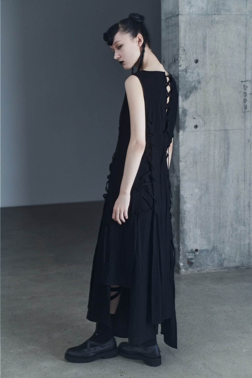 リミ フゥ25年春夏、“雲模様”の抜染デニム＆レースアップの肌見せ