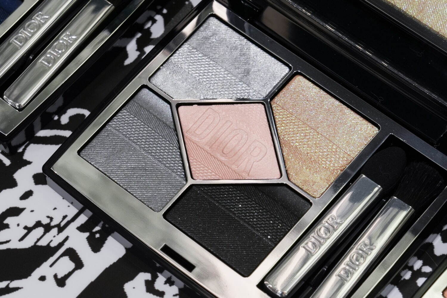 ディオール「パリの街」着想イベントが新宿伊勢丹で、ピンクトーンの