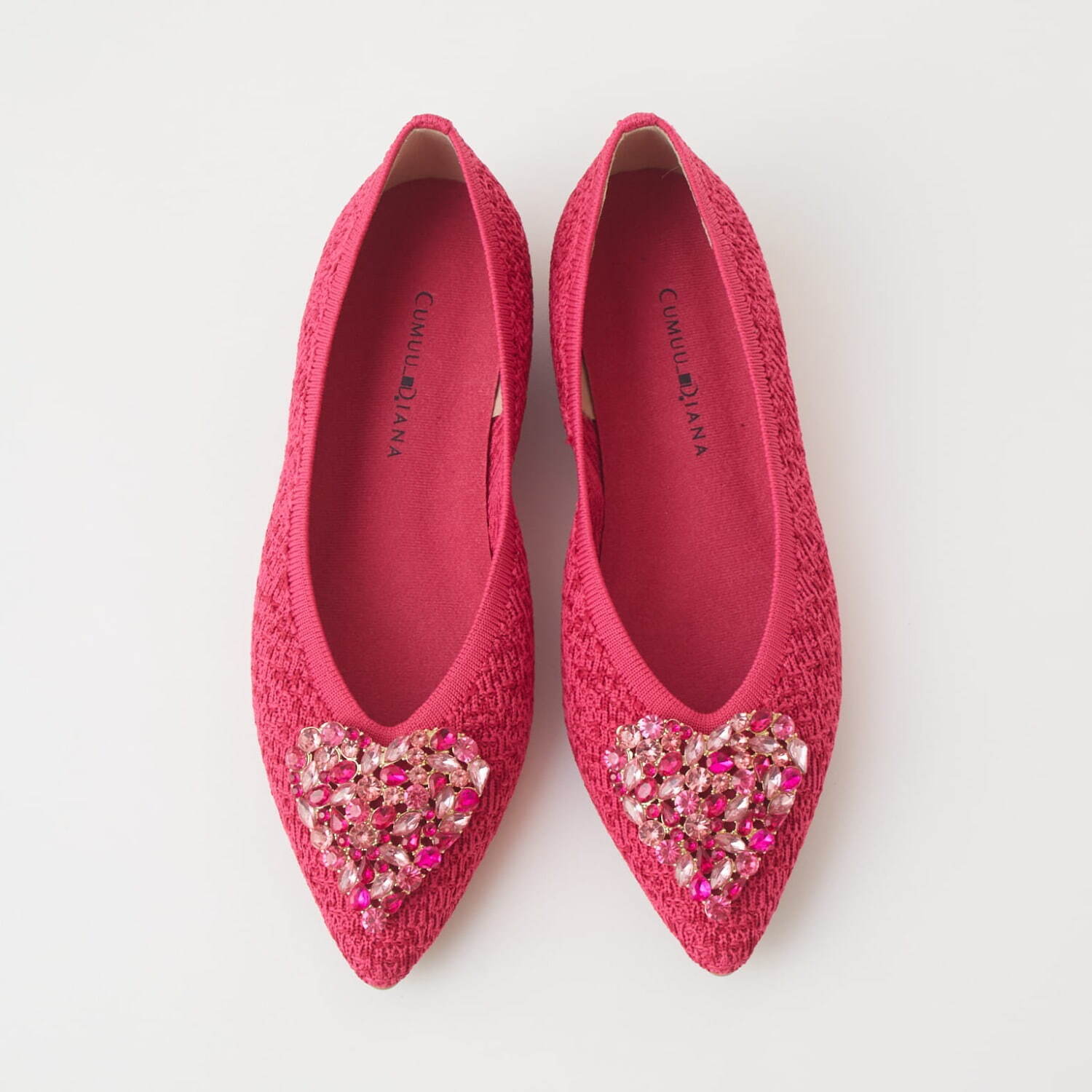 ハートビジュー”輝くフラットパンプス、ダイアナのニットシューズ