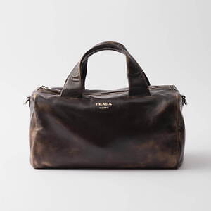 プラダ“ヴィンテージ加工レザー”のメンズバッグ、ベルト付きトート