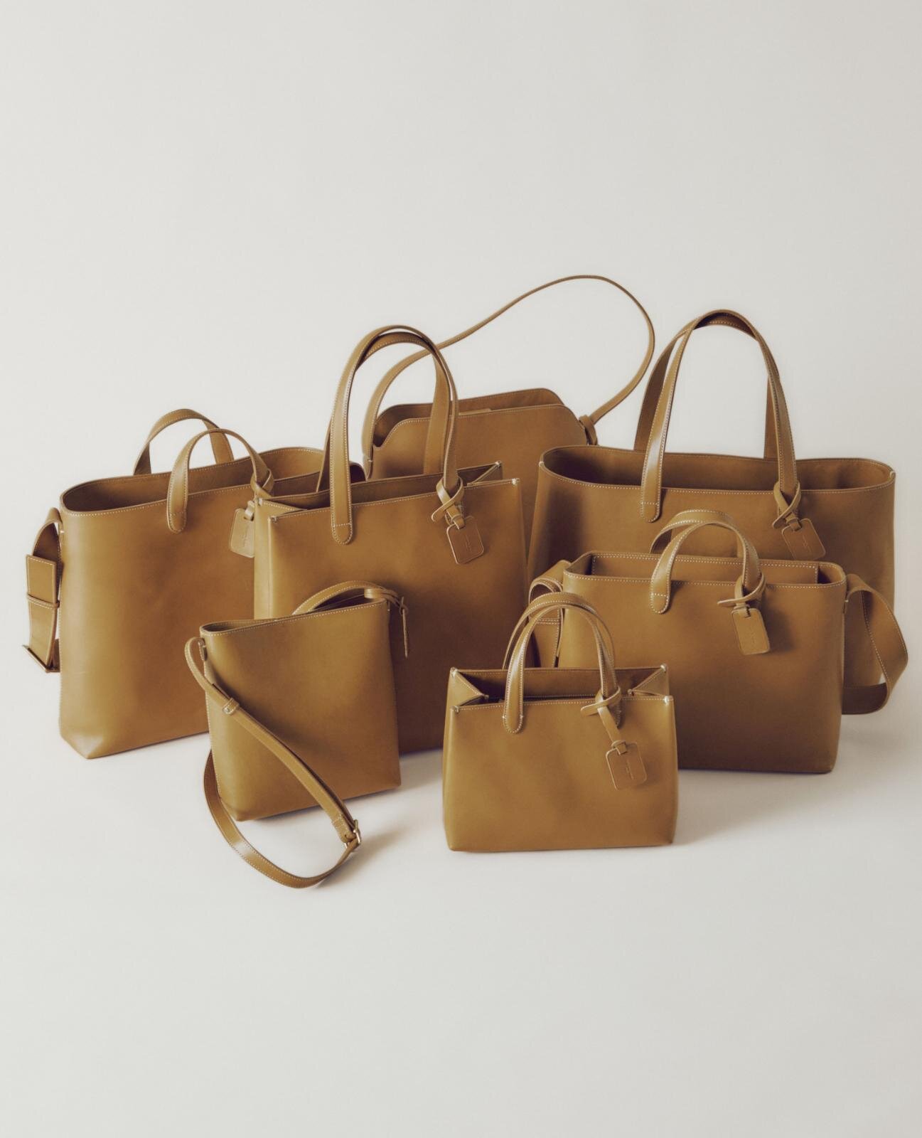 土屋鞄“1枚革仕立て”シリーズ「ディアリオ」、限定色カーキを纏った大