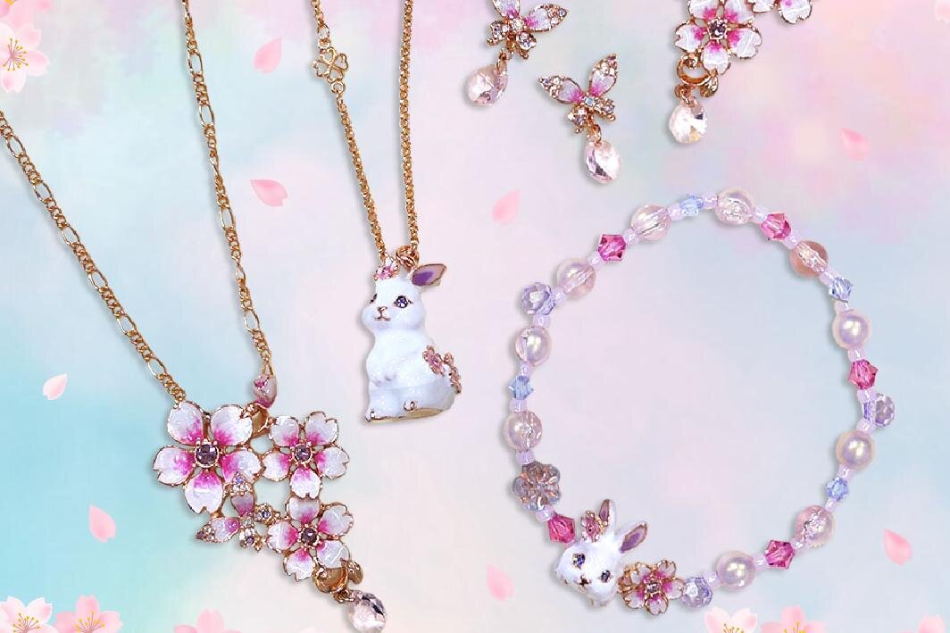 アナ スイ“孔雀の羽根”モチーフのお守りジュエリー、エキゾチックな