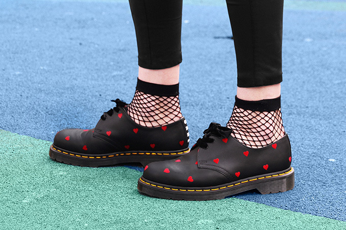 ドクターマーチン×レイジー・オーフのコラボシューズ、真っ赤なハート