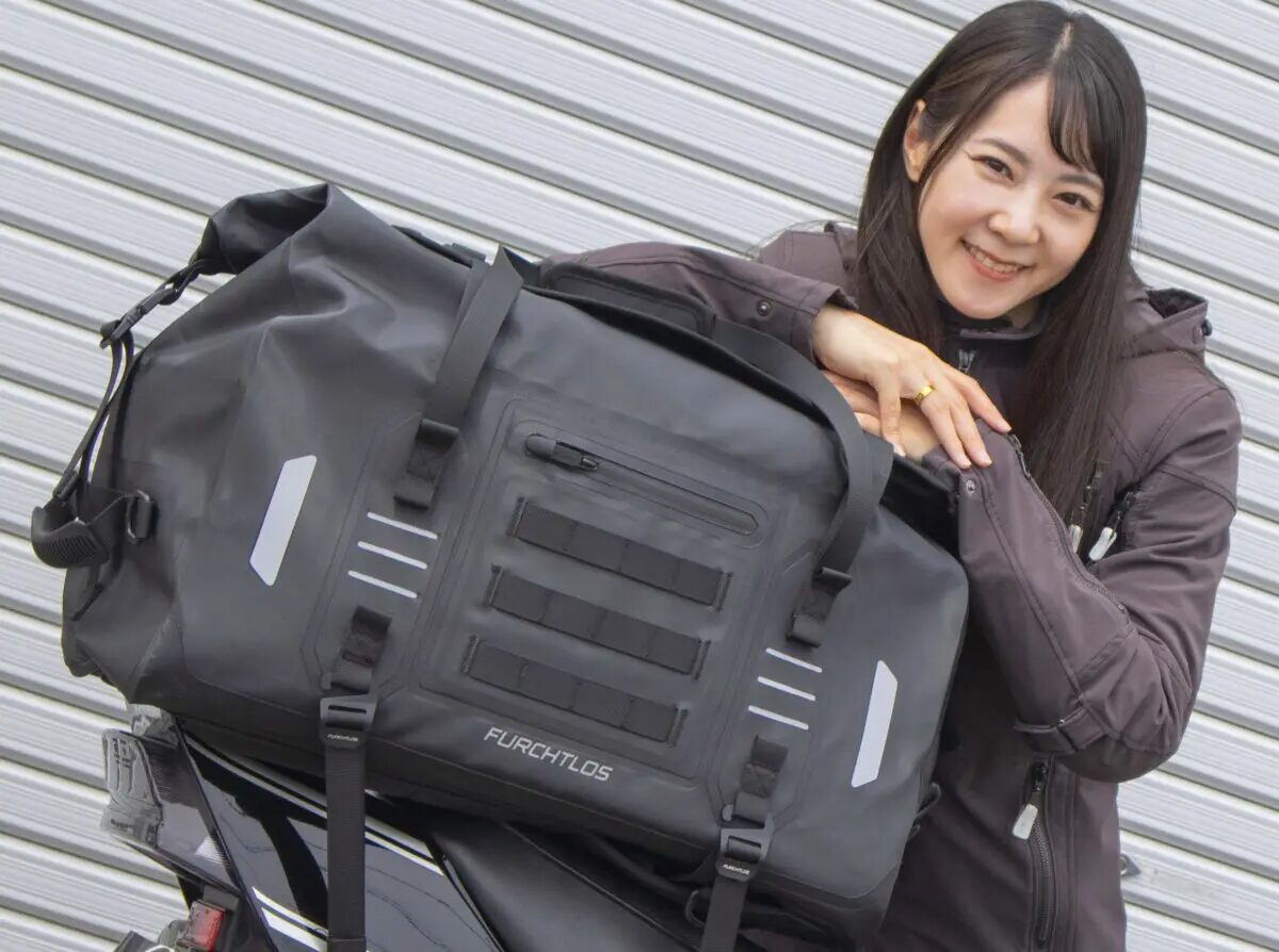 小旅行にぴったり。細かい配慮が優しいダッフルバッグをZRX400Ⅱに装着