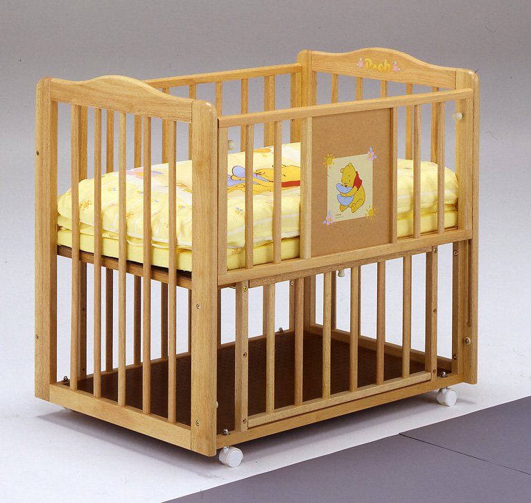 ☆除菌清掃済☆ カトージ くまのプーさん ベビーベッド ライトブラウン