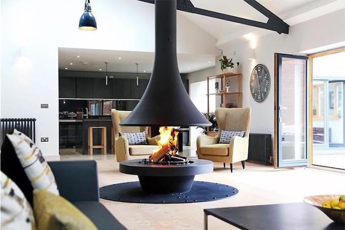 炎がゆらめく最高な空間を演出するフランス製「フードタイプ暖炉