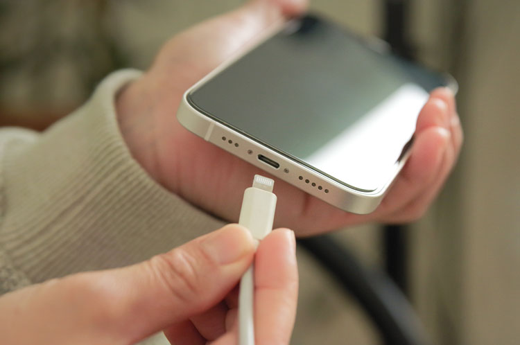 iPhone 12 miniやProがワイヤレスでも充電できない？確認すべき原因と