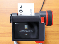 ダイアル操作でカンタン名刺管理。デジタル名刺ホルダー「メックル