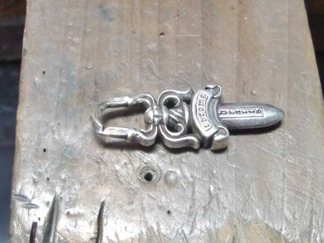 ファスナーに意外な弱点あり？クロムハーツのレザー製品を強化する独自