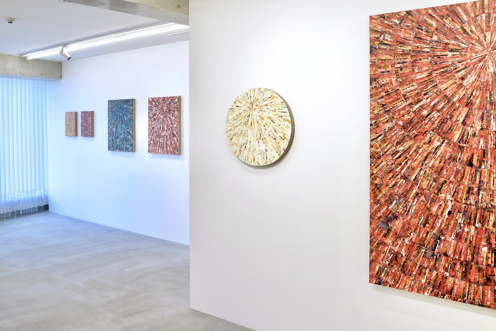 現代人に光あれ。カリグラファーの小泉遼が描く”後光”の個展『LUMINOUS