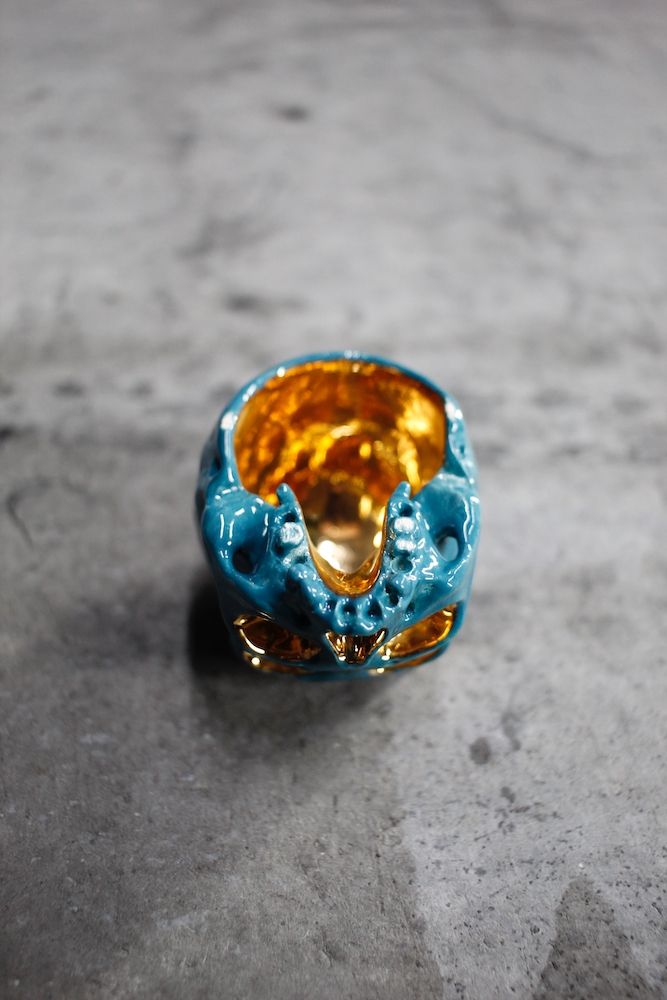 丸岡和吾 - 四つ目鬼髑髏ぐい呑 青緑×金 (桐箱付) | HAZE