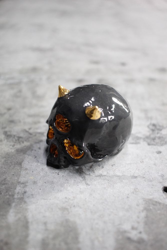 丸岡和吾 - 三つ目鬼髑髏ぐい呑 濃炭×金 (桐箱付) | HAZE