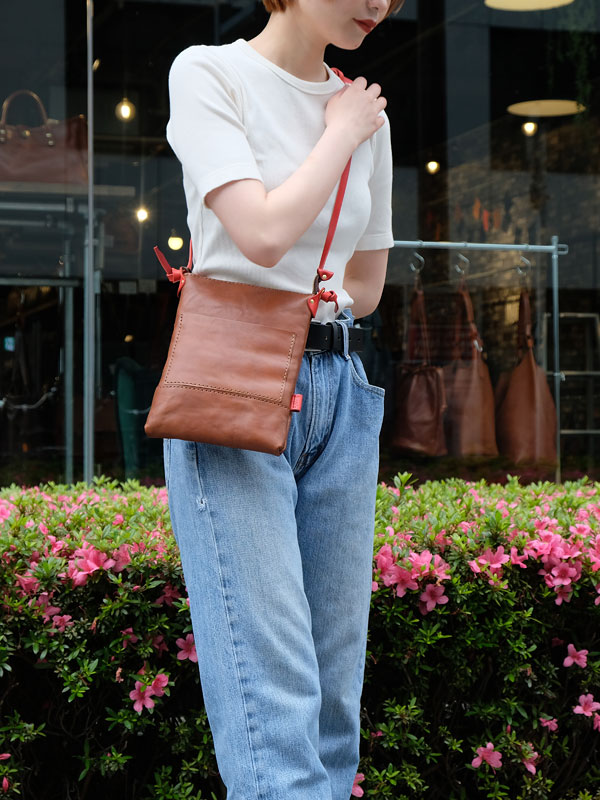 2トーンでポップな仕上がりな本革ショルダーポシェット / 革鞄のHERZ